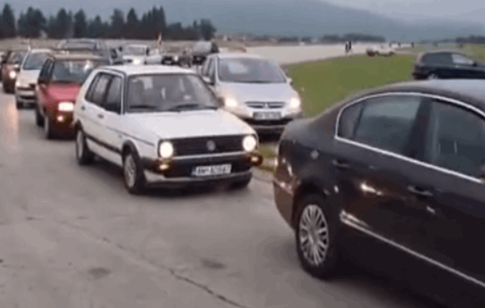 IZ PLJEVALJA U SUSRET BRAĆI IZ SRBIJE: I Crngorska <span style='color:red;'><b>auto-moto</b></span> litija krenula ka granici